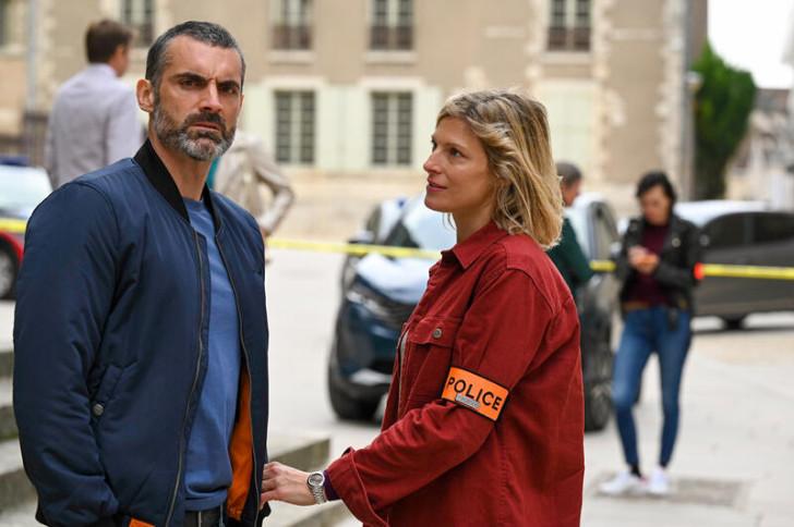 Gil Alma et Alexia Barlier sur la place de l'église